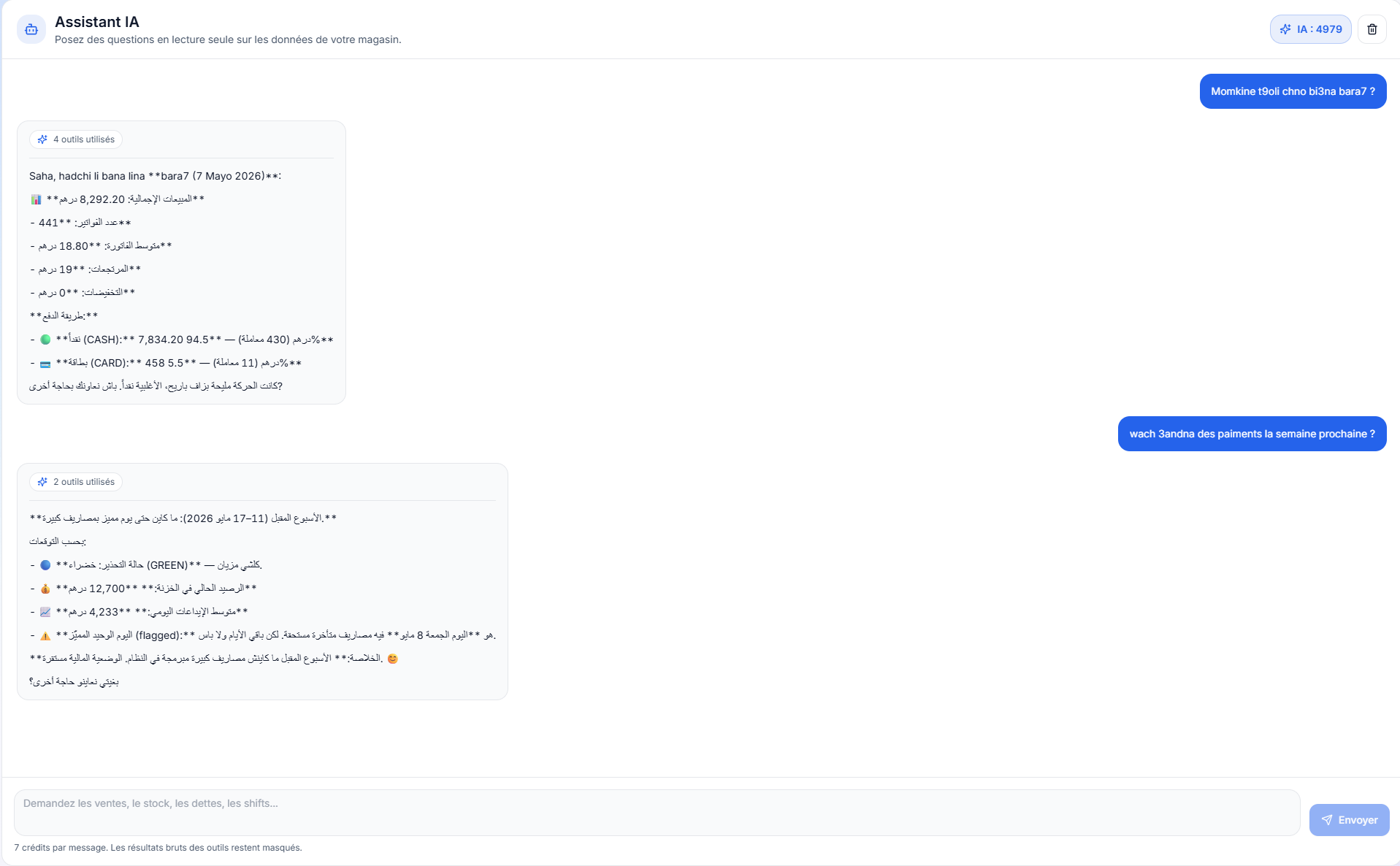 Conversation entre un commerçant et l'assistant IA de NeoCaisse en français et en darija, avec recommandations de réassort.